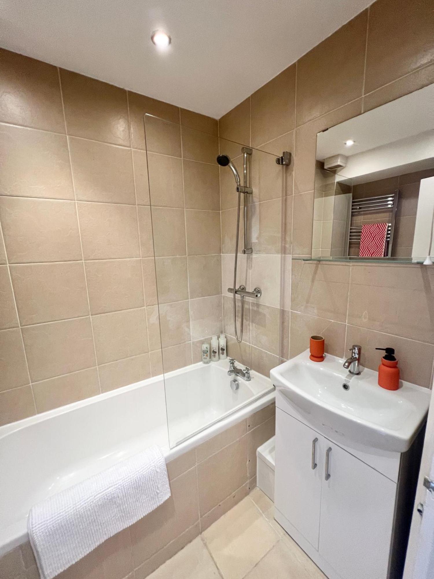 Charming 2 Bed Free Residents Parking And Private Garden Legoland Ascot Castle Thorpe Park Heathrow Airport