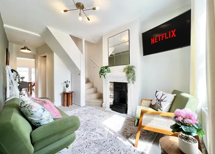 Charming Central Windsor 2 Bed Cottage Free Residents Parking And Private Garden Legoland Ascot Windsor Castle Thorpe Park Heathrow Airport