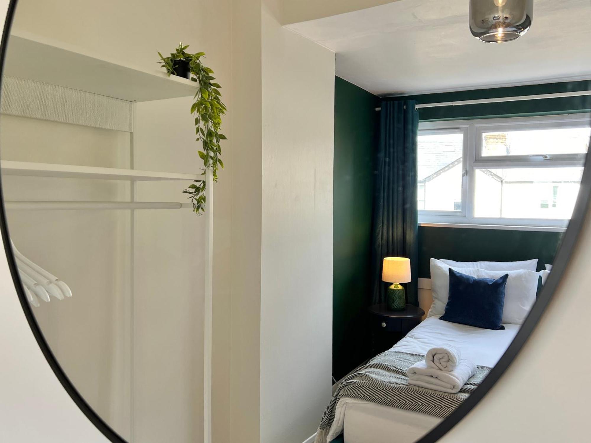Charming 2 Bed Free Residents Parking And Private Garden Legoland Ascot Castle Thorpe Park Heathrow Airport Ferienhaus Windsor