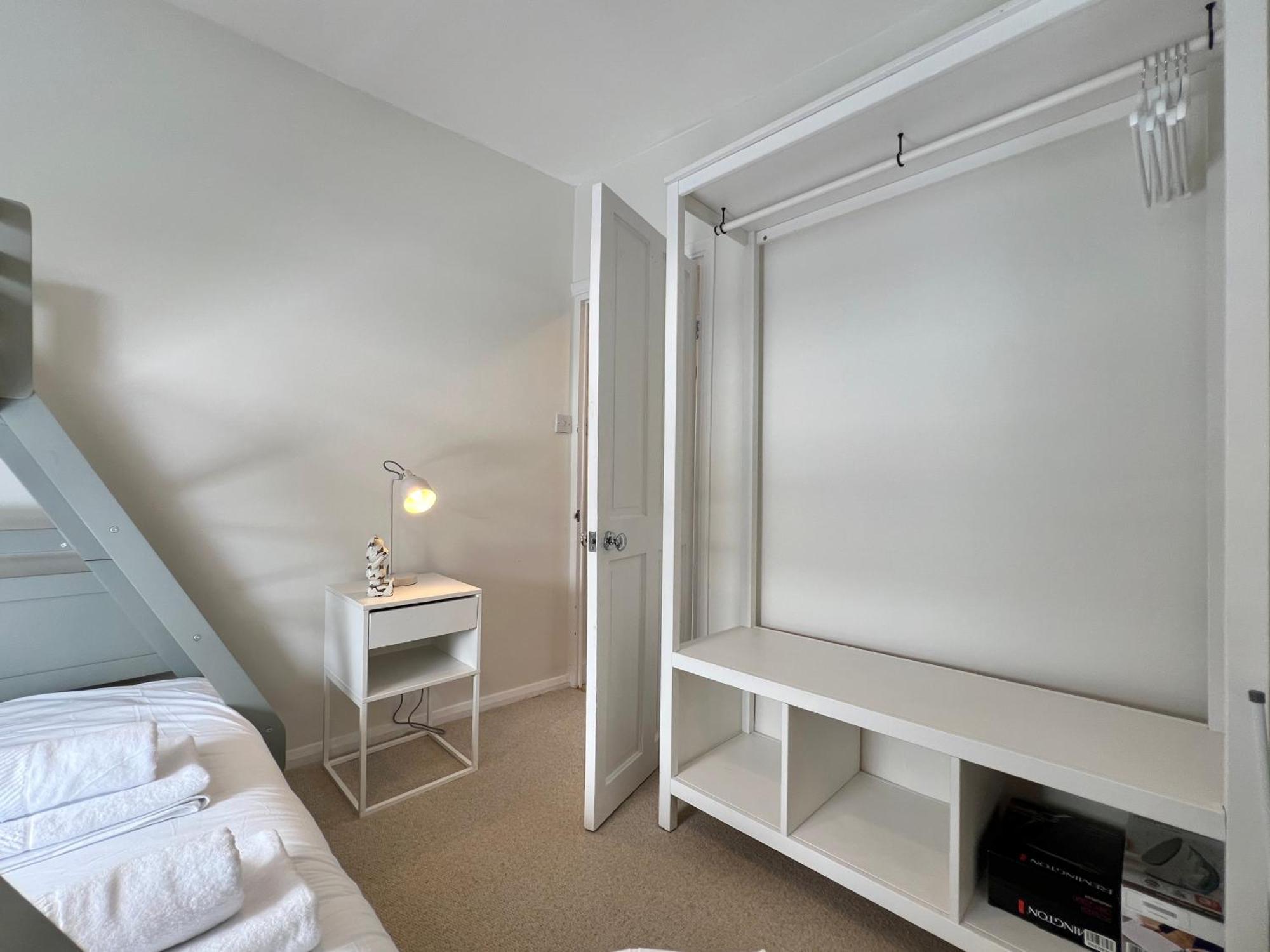 Ferienhaus Charming 2 Bed Free Residents Parking And Private Garden Legoland Ascot Castle Thorpe Park Heathrow Airport *
