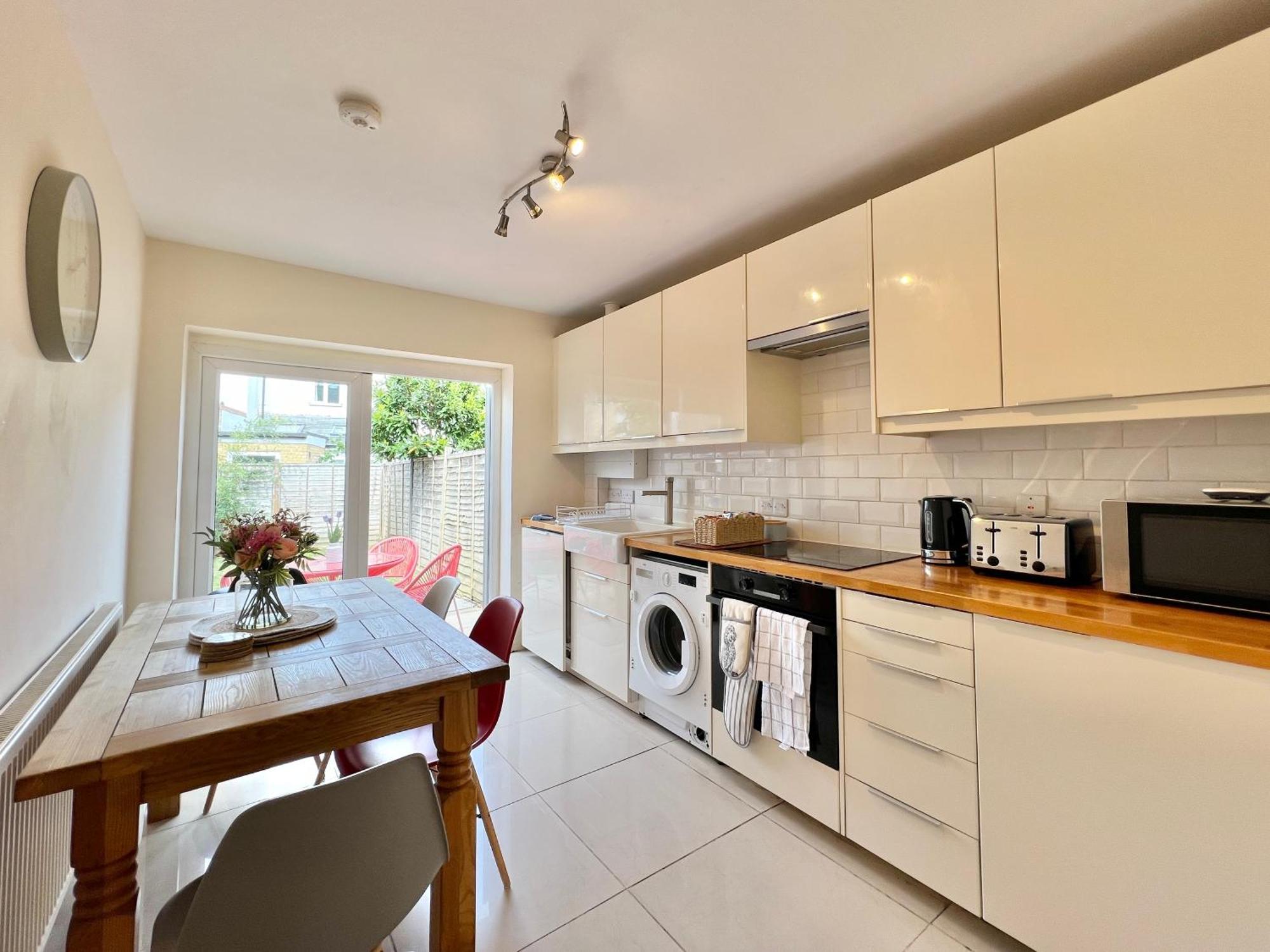 Charming 2 Bed Free Residents Parking And Private Garden Legoland Ascot Castle Thorpe Park Heathrow Airport Ferienhaus Windsor